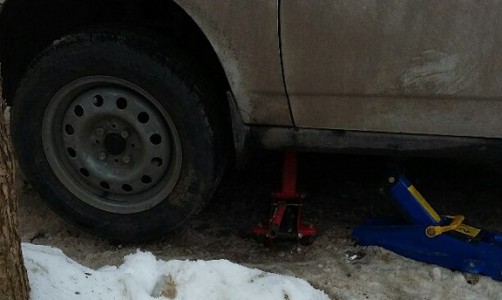 В Кирове злоумышленники проткнули колеса у всех припаркованных во дворе машин