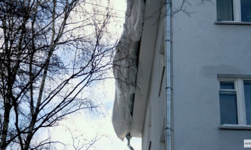 В Кирове две пенсионерки пострадали от упавшего с крыш снега