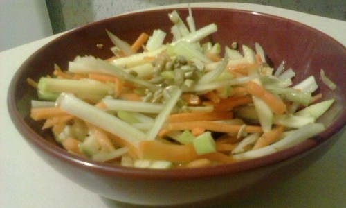 Салат из сельдерея, моркови и яблока