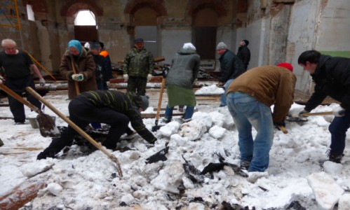 В Спасском соборе рухнула крыша: кировчане откликнулись на просьбу о помощи