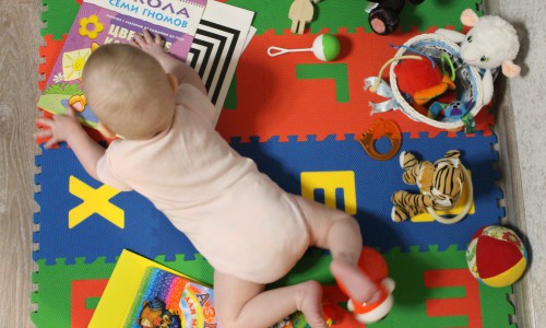 Чем занять бодрствующего младенца?