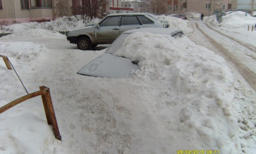 В Кирове машину скрыло под дорогой из снега