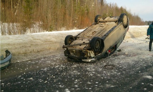В Кировской области иномарка врезалась в дорожное ограждение и перевернулась