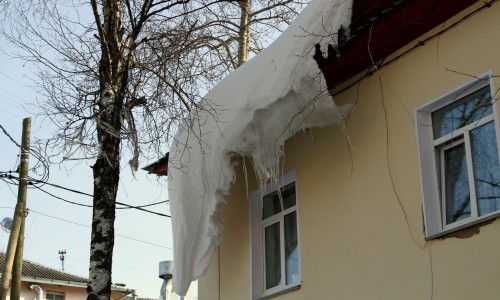 Городская проверка: кировские крыши обещали очистить от снега до 1 марта, сдержали ли слово?