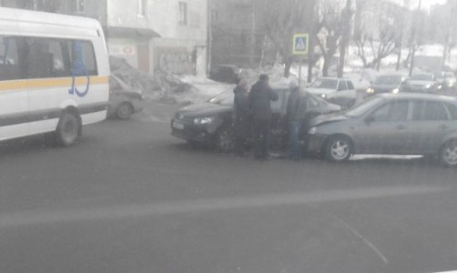 ДТП в центре Кирова: боковая часть легковушки полностью смята