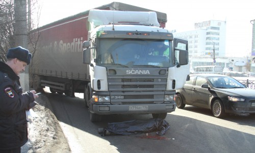 В центре Кирова мужчина погиб под колесами фуры