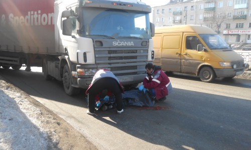 Видео: в центре Кирова фура скатилась с горы и переехала водителя большегруза