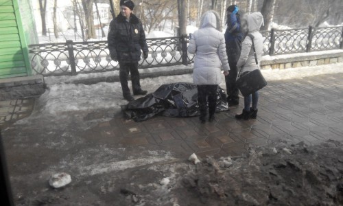 Возле кинотеатра "Октябрь" обнаружили труп: мужчина умер на глазах прохожих