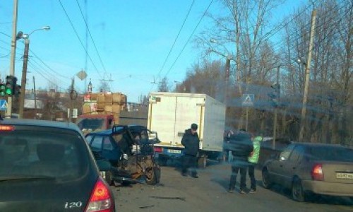 На Луганской столкнулись четыре авто: одна из машин восстановлению не подлежит