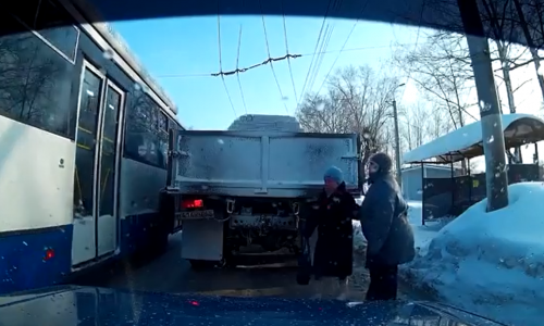 В Кирове водитель грузовика не дал пенсионеркам сесть в троллейбус