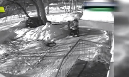 В Интернете появилось шокирующее видео с места трагедии, где глыба льда упала на месячного малыша