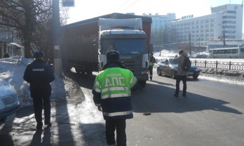 Водитель, погибший под колесами своей фуры на Октябрьском проспекте, нарушил правила техники безопасности
