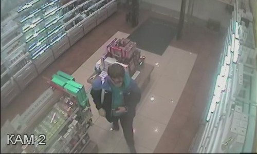 В Кирове разыскивают молодого человека, совершившего кражу в парфюмерном магазине