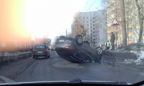 В Кирове автоледи перевернулась на дорогом автомобиле