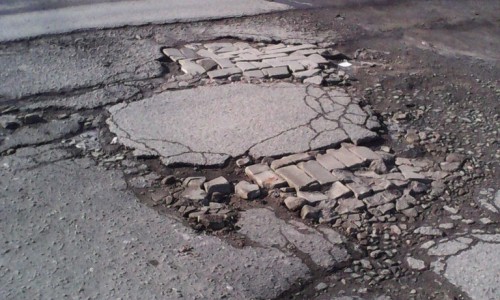 В Кирове ямы на дорогах закладывают кирпичами