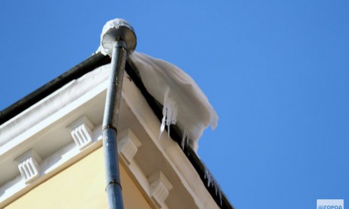 В Кировской области на шестилетнюю девочку упала глыба льда