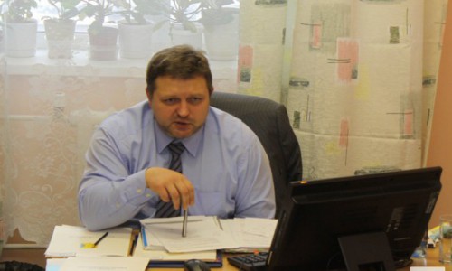 На шестилетнюю девочку с крыши упала глыба льда: Никита Белых вызвал к себе чиновников из Слободского