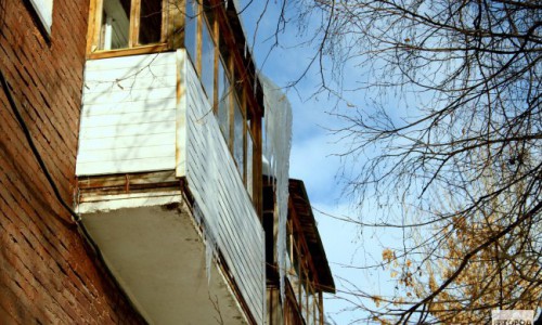 В Кирове женщина получила черепно-мозговую травму из-за упавшей с крыши сосульки