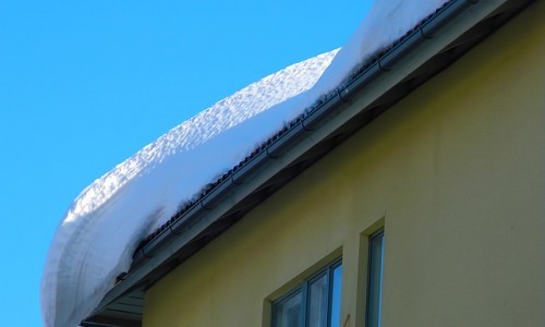 В Кировской области на шестилетнюю девочку упала глыба льда: задержан глава управляющей компании