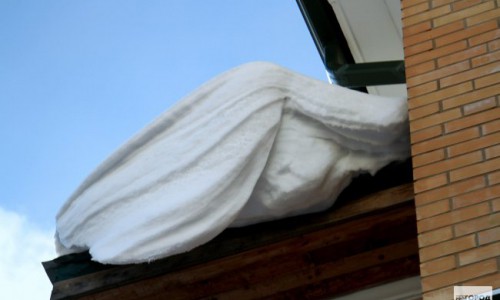 В Кирове на двух четырехлетних девочек с крыши упал снег