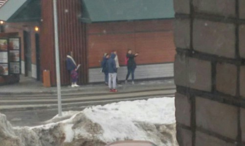 На улице Воровского молодые люди размахивали пистолетом