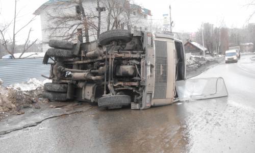 В Кирове рядом с автозаправкой перевернулась машина, перевозящая газ