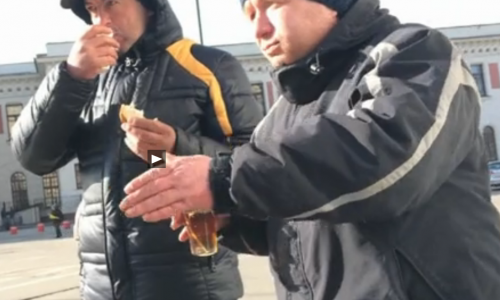 Алкоголика из Кирова, который 8 лет живет на вокзале в Москве, показали на Первом канале