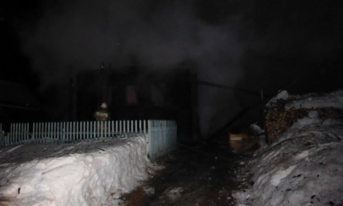 При пожаре в Белой Холунице спасатели нашли обгоревшие тела супругов