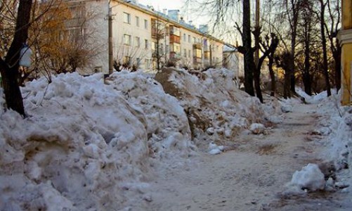 Тротуары в Кирове обещают очистить до асфальта