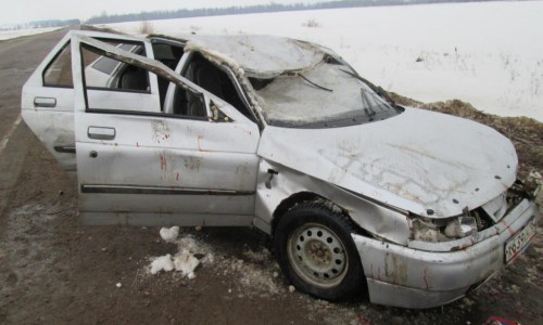 В Кировской области 17-летний водитель на «двенадцатой» вылетел в кювет и перевернулся