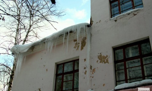 В Кирове на мужчину с крыши дома упала сосулька