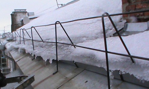 В Кировской области скончалась шестилетняя девочка, на которую упала глыба льда