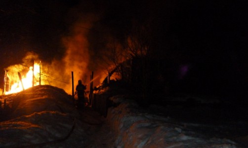 В Кировской области мужчина спас из горящего дома семью
