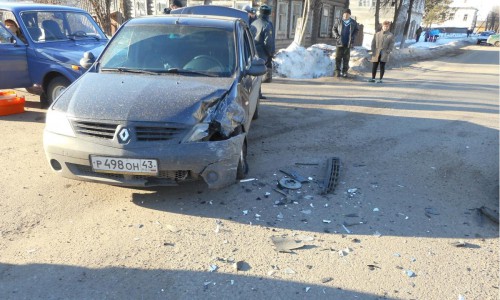 В Кировской области столкнулись три машины: есть пострадавшие