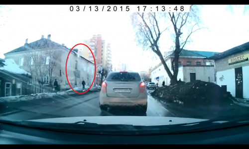 Видео: на кировчанку чуть не упала снежная глыба, женщину спасла случайность