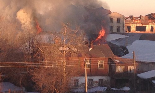 По неизвестной причине в Кирове вспыхнуло кирпичное здание