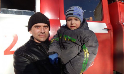 Житель Омутнинска спас из огня троих детей