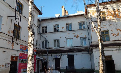 В Кировской области с крыши дома на пенсионерку упал снег