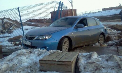 В Чистых прудах водитель на «Субару» влетел в ограждение строительной площадки