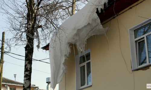 «Ледовое побоище» продолжается: на улице Ленина на мужчину упала глыба снега и льда