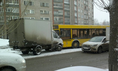 В Кирове лоб в лоб столкнулись «ГАЗель» и автобус 61 маршрута