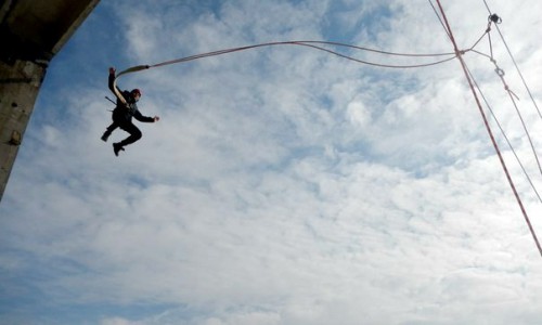 В Кирово-Чепецке молодые люди прыгали с крыши заброшенного завода