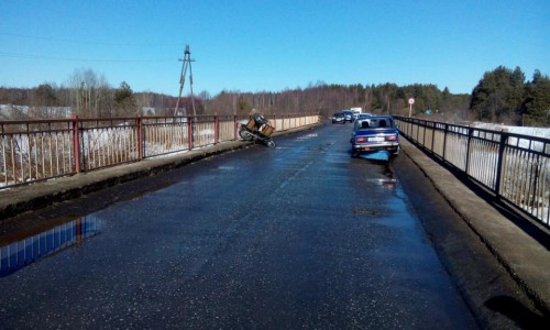В Кировской области водитель мопеда без прав врезался в "шестерку"