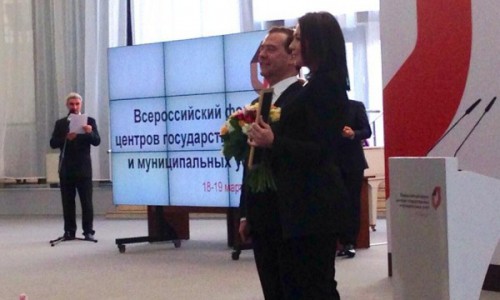 Дмитрий Медведев подарил букет цветов и диплом кировчанке