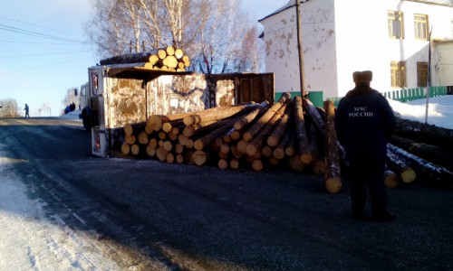 В Кировской области перевернулся «КАМАЗ» с бревнами