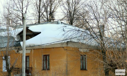 Сотрудники администрации Кирова экстренно проверят все крыши в городе на наличие снега