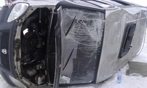 В Кировской области перевернулся микроавтобус