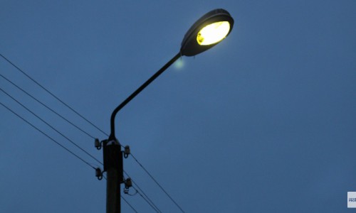 В Кирове фонарь вспыхнул и упал перед машиной