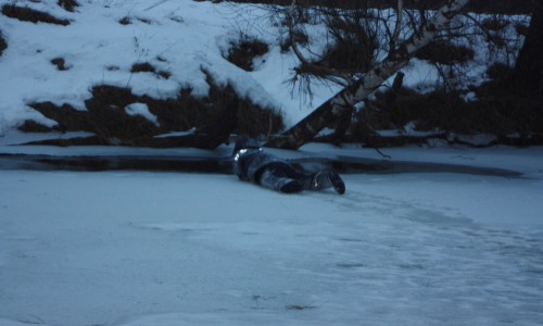 Двое мужчин провалились под лед в Вятке