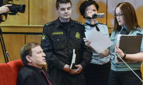 Судебные приставы вручили уведомление Валерию Туруло прямо на заседании Заксобрания